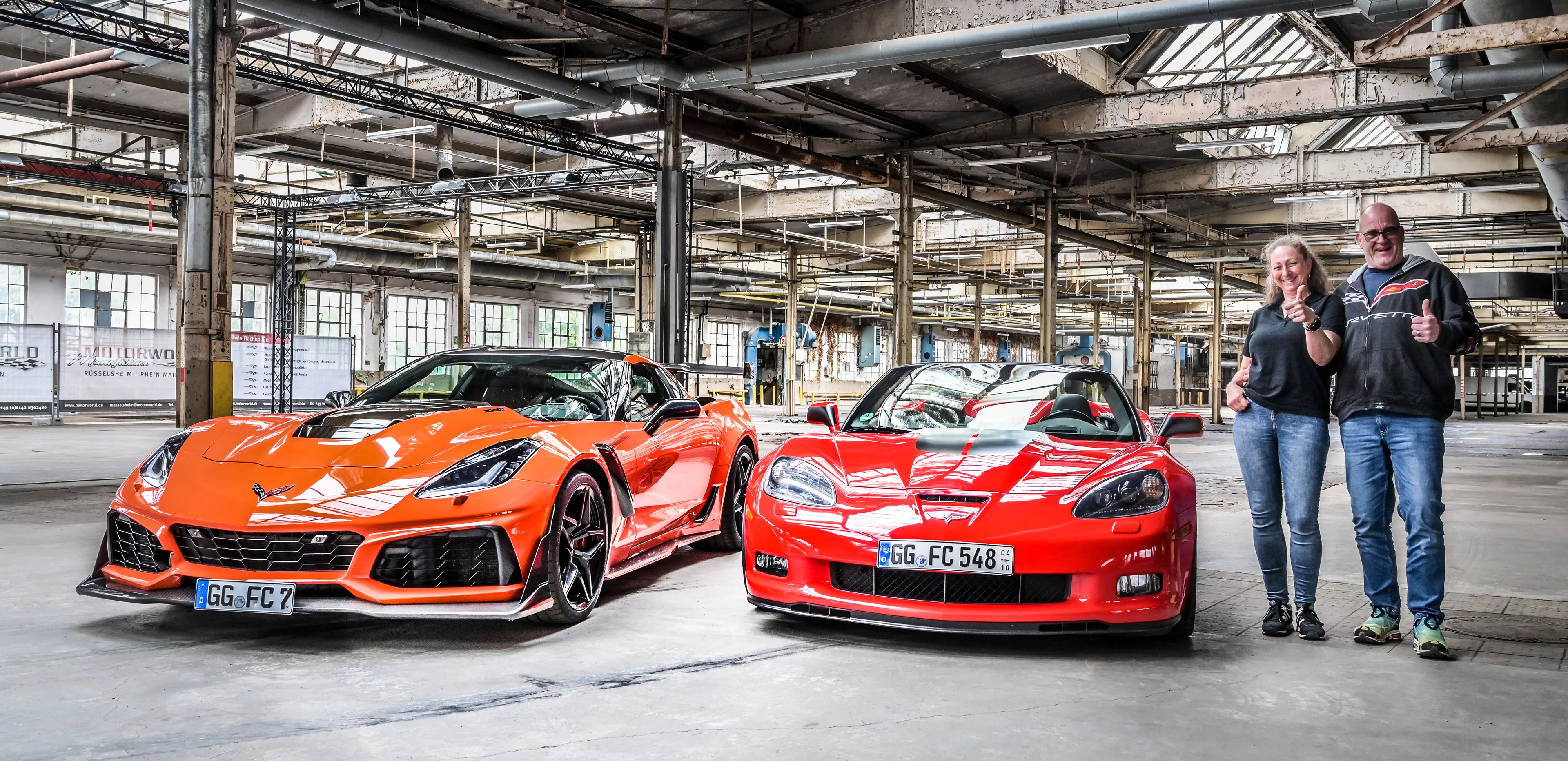 Holger und Corinna Hille im Opel Altwerk Rüsselsheim mit Ihren zwei Corvettes